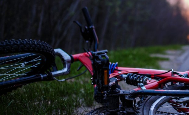 Nie żyje 12-letni rowerzysta, który wjechał w drzewo