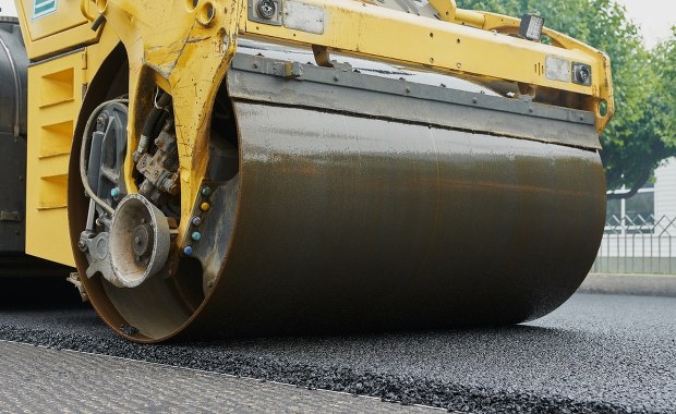 Nie żyje kobieta. Kierowca walca stracił panowanie nad maszyną