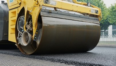 Nie żyje kobieta. Kierowca walca stracił panowanie nad maszyną