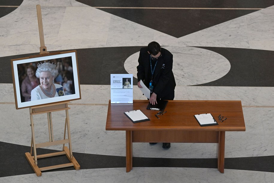 Nie żyje królowa Elżbieta II. Kondolencje napływają z całego świata /MICK TSIKAS /PAP/EPA