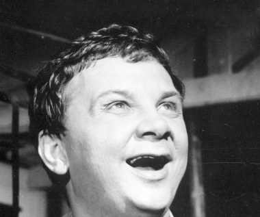 Nie żyje ​Roman Kłosowski - znakomity aktor filmowy, telewizyjny i teatralny, uwielbiany przez kolejne pokolenia Polaków za rolę Maliniaka w "Czterdziestolatku". Miał 89 lat.

Urodził się 14 lutego 1929 roku w Białej Podlaskiej. W 1953 roku ukończył wydział aktorski Państwowej Wyższej Szkoły Teatralnej w Warszawie, a sześć lat później wydział reżyserski tej uczelni. W swoim dorobku miał wiele znakomitych ról teatralnych i filmowych. 