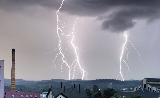 Niebezpieczna pogoda nadciąga. Silne burze i grad uderzą w te województwa