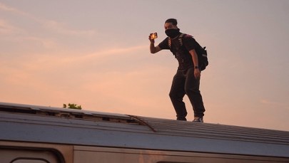 Niebezpieczna zabawa na dachach pociągów. Służby biją na alarm!