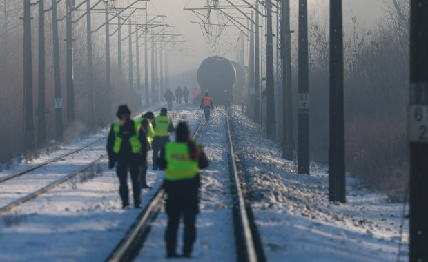 Niebezpieczna zabawa na torach. Policja zatrzymała dwóch 17-latków