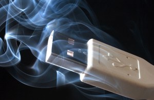Niebezpieczne e-papierosy i ładowarki USB