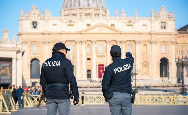 Niebezpieczne krzyżyki, różańce i wizerunki papieży skonfiskowane w Rzymie