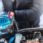 zimowy płyn do spryskiwaczy Niebezpieczne porady z internetu. W ten sposób zniszczysz sobie auto
