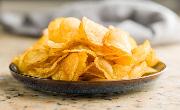 Niebezpieczne substancje w chipsach. GIS ostrzega: nie jedz tej partii!