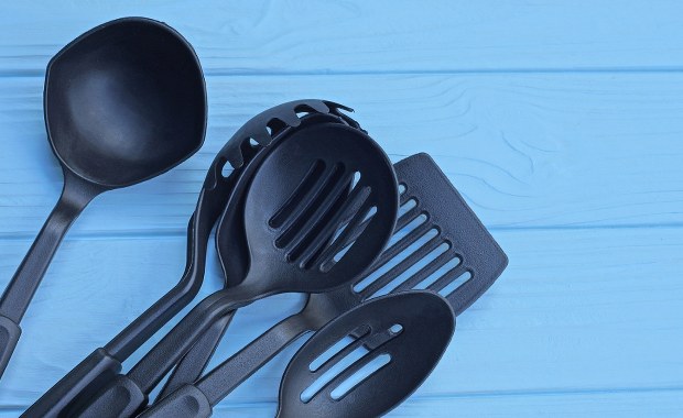 Niebezpieczne substancje w kuchennej łyżce. GIS ostrzega