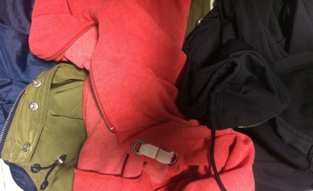 "Niebezpieczne sznurki przy kapturach". UOKiK: Zwróć uwagę na ubranka, które kupujesz dziecku