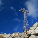 Niebezpieczne zachowanie turysty. Wspiął się na krzyż na Giewoncie