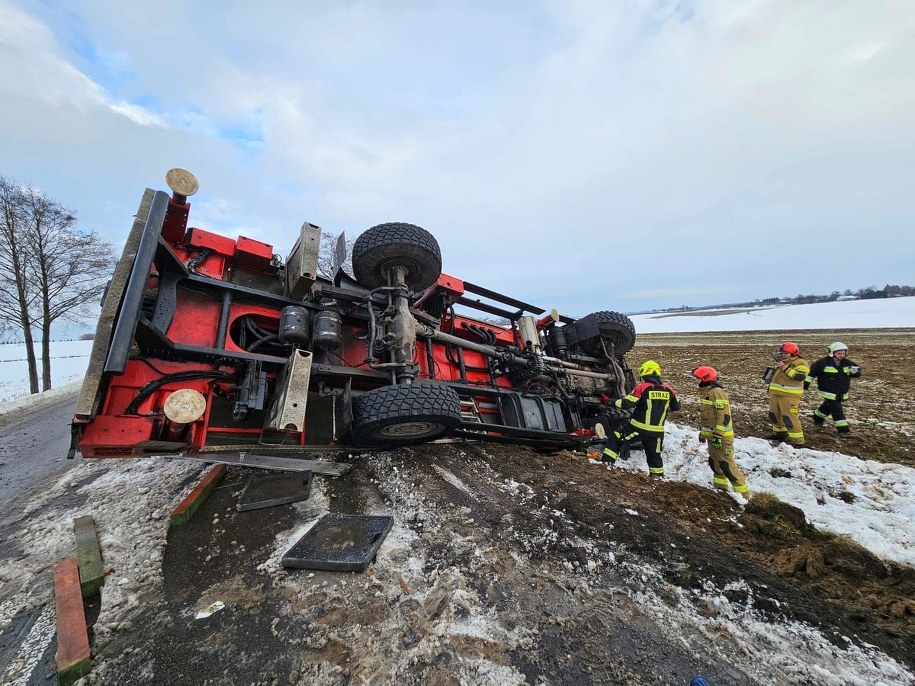 Niebezpieczne zdarzenie na drodze w powiecie puławskim /KPP Krosno Odrzańskie /