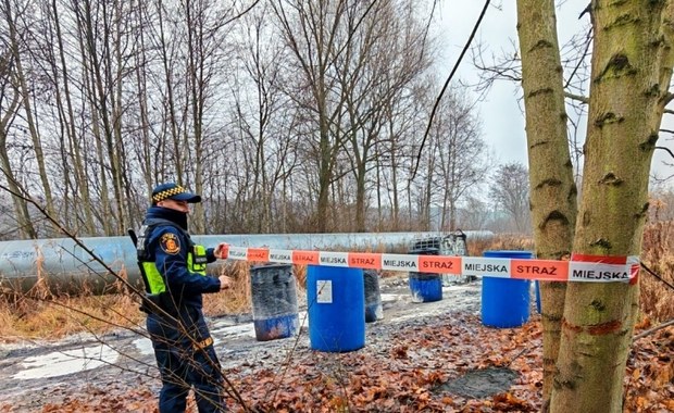 Niebezpieczne znalezisko na warszawskim Targówku. W beczce kwas siarkowy