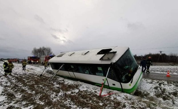 Niebezpiecznie na drogach. Autobus z pasażerami wylądował w rowie