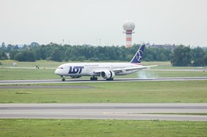 Niebezpieczny incydent na Okęciu. Dron zakłócił lądowanie samolotu