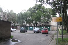 Niebezpieczny parking grozi zawaleniem. Mimo to jest pełny samochodów