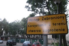 Niebezpieczny parking grozi zawaleniem. Mimo to jest pełny samochodów