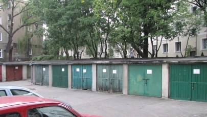 Niebezpieczny parking grozi zawaleniem. Mimo to jest pełny samochodów