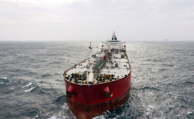 Niebezpieczny przeładunek ropy na środku oceanu. Rosja handluje z Chinami