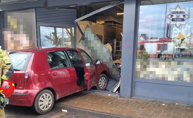 Niebezpieczny tłusty czwartek w Bytomiu. 87-latek wjechał samochodem w budynek cukierni