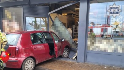 Niebezpieczny tłusty czwartek w Bytomiu. 87-latek wjechał samochodem w budynek cukierni