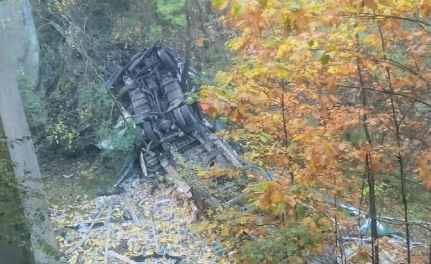 Niebezpieczny wypadek w Katowicach. Tir spadł z wiaduktu