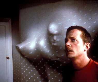 "Niebiański istoty" zapewniły Peterowi Jacksonowi rozgłos w kręgach hollywoodzkich, nic dziwnego, że za produkcję jego kolejnego filmu "Przerażacze" (1996) odpowiadał już sam Robert Zemeckis, twórca kasowego przeboju "Powrót do przyszłości". Ale "Niebiańskimi istotami" zachwycił się nie tylko Zemeckis - główną rolę w "Przerażaczach" zagrał gwiazdor tamtego obrazu - Michael J.Fox, który przyznał, że nawet nie przeczytał scenariusza, byle tylko mieć możliwość pracy z autorem "Niebiańskich istot". Podobnie kompozytor Danny Elfman - zaoferował on Jacksonowi współpracę, zanim dowiedział się, o czym ma traktować jego najnowszy obraz.

Głównym bohaterem "Przerażaczy" był architekt, który po tragicznym wypadku samochodowym, w którym zginęła jego zona, podejmuje decyzję o wycofaniu się z zawodu, pozostawiając nieukończony "dom marzeń". Wkrótce odkrywa w sobie zdolności do kontaktowania się z zamieszkującymi do duchami i odkrywa świetny pomysł na biznes. Zaprzyjaźnia ze sobą fantomowe istoty, by straszyły sąsiednie posesje...