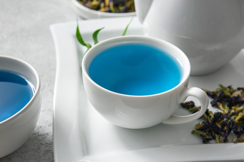 Niebieska herbata poprawia pamięć /123RF/PICSEL