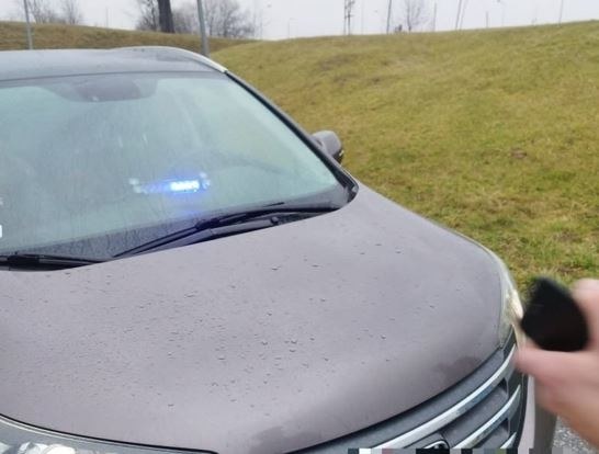 Niebieska lampa zamontowana w samochodzie /KPP Skarżysko-Kamienna  /Policja