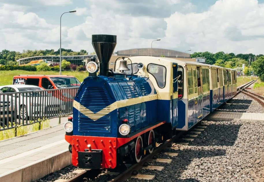 Niebieska lokomotywa kursująca na Maltance /Materiały prasowe