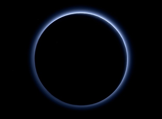 Niebieska mgiełka wokół Plutona /NASA/JHUAPL/SWRI /materiały prasowe