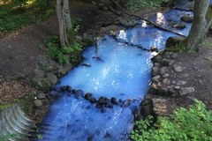 Niebieska woda w rzece Kacza 