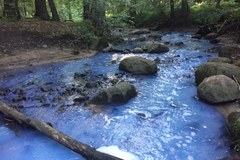 Niebieska woda w rzece Kacza 