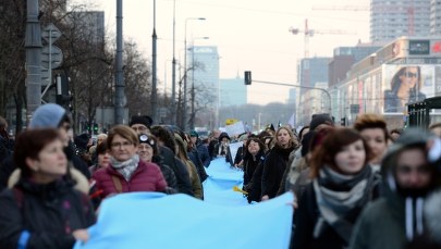 Niebieska wstęga pod Pałacem Prezydenckim. "Solidarność jest kobietą"