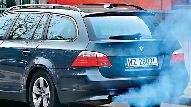 Niebieski dym to efekt nadmiernego spalania oleju silnikowego. /Motor