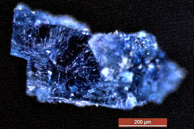 Niebieski kryształek wyizolowany z meteorytu, który spadł w Maroku /Queenie Chan /Materiały prasowe