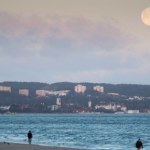 Niebieski Księżyc 2026 nad Morzem Bałtyckim. Gdzie wybrać się na obserwację?