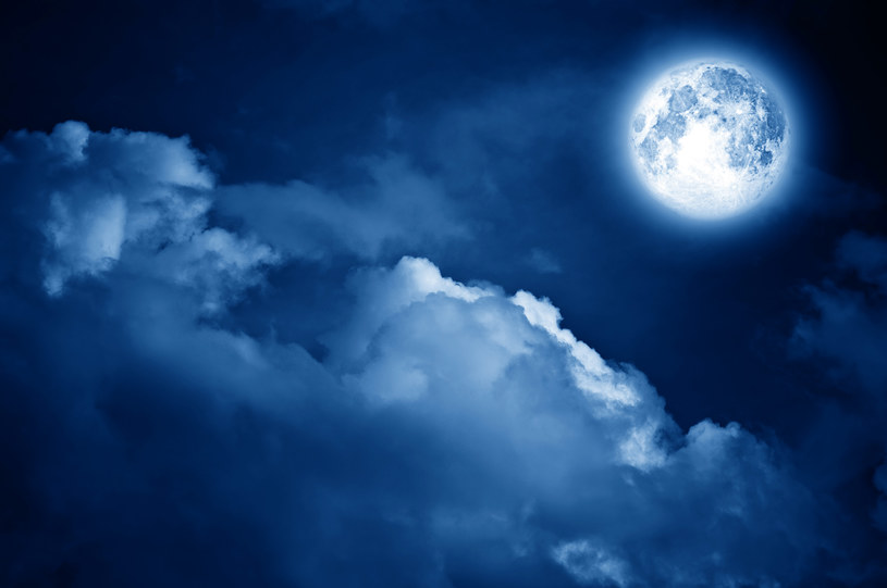 Niebieski Księżyc (Blue Moon) to wyrażenie, które pierwotnie w języku angielskim oznaczało coś niemożliwego. /123RF/PICSEL