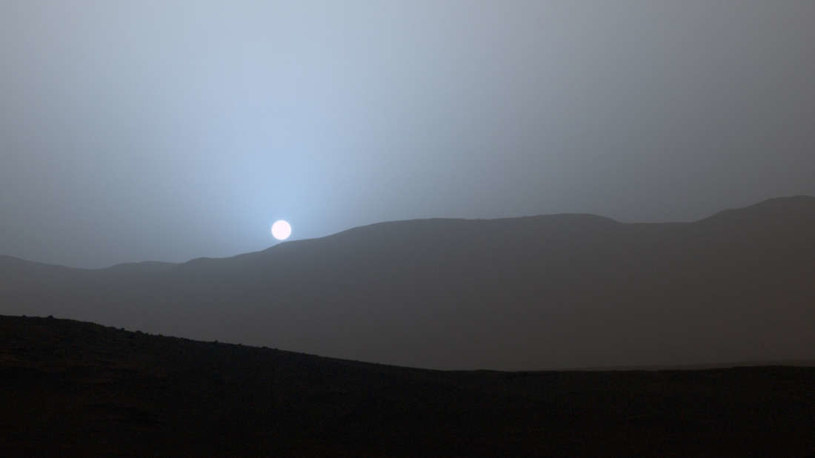 Niebieski zachód Słońca na Marsie /NASA