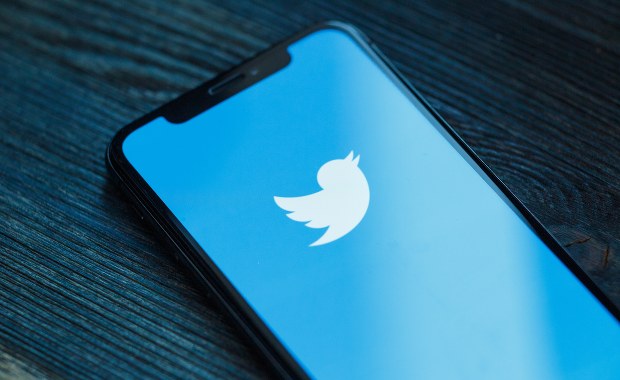 Niebieski znaczek za 8 dolarów miesięcznie. Twitter wprowadza płatną subskrypcję