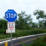 Niebieski znak STOP naprawdę istnieje. To ważny znak dla kierowców 