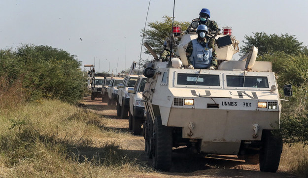 Niebieskie chełmy próbują pomóc utrzymać porządek w Sudanie /ONZ /