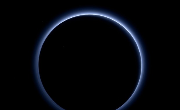 Niebieskie niebo na Plutonie