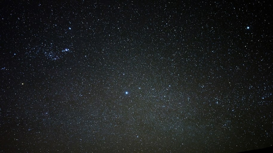 Niebo nad Obserwatorium Paranal. Po lewej Gwiazdozbiór Oriona. W centrum najjaśniejsza po Słońcu gwiazda nieba, Syriusz, po prawej u góry druga najjaśniejsza gwiazda, Kanopus w Gwiazdozbiorze Kil /Fot. Grzegorz Jasiński /RMF FM