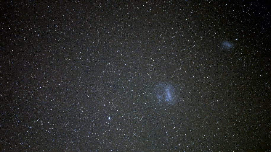 Niebo nad Obserwatorium Paranal. Widać Wielki i Mały Obłok Magellana. W centrum dolnej części obrazu Kanopus, najjaśniejsza gwiazda konstelacji Kil /Fot. Grzegorz Jasiński /RMF FM