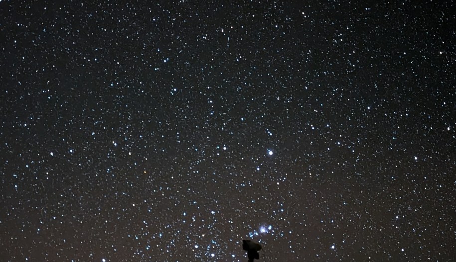 Niebo nad Paranal. Nieco powyżej sylwetki kamery widać Wielką Mgławicę Oriona, a jeszcze nieco wyżej gwiazdę Rigel /Fot. Grzegorz Jasiński /RMF FM
