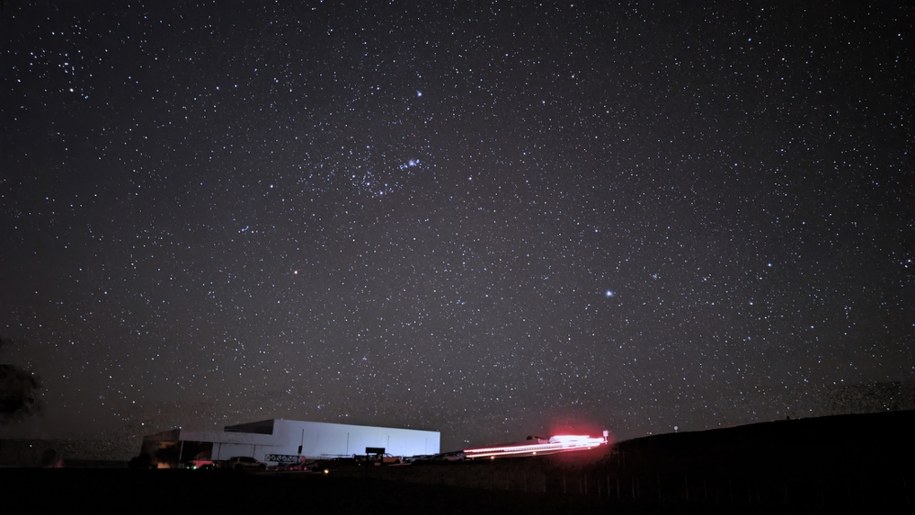Niebo nad Paranal. W centrum Gwiazdozbiór Oriona, nieco na prawo, nad śladem świateł stop samochodu, Syriusz - najjaśniejsza gwiazda nocnego nieba. /Fot. Grzegorz Jasiński /RMF FM