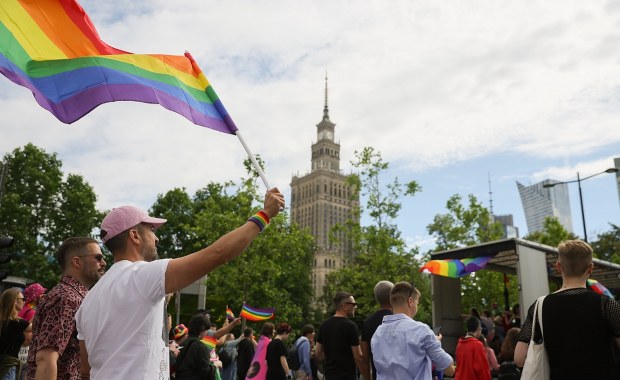 "Niech ludzie się kochają". Przez Warszawę przeszła jubileuszowa Parada Równości