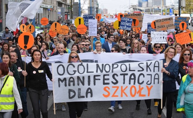 "Niech zamknięte szkoły otworzą ludziom oczy". Nauczyciele manifestują w Warszawie