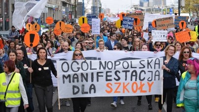 "Niech zamknięte szkoły otworzą ludziom oczy". Nauczyciele manifestują w Warszawie